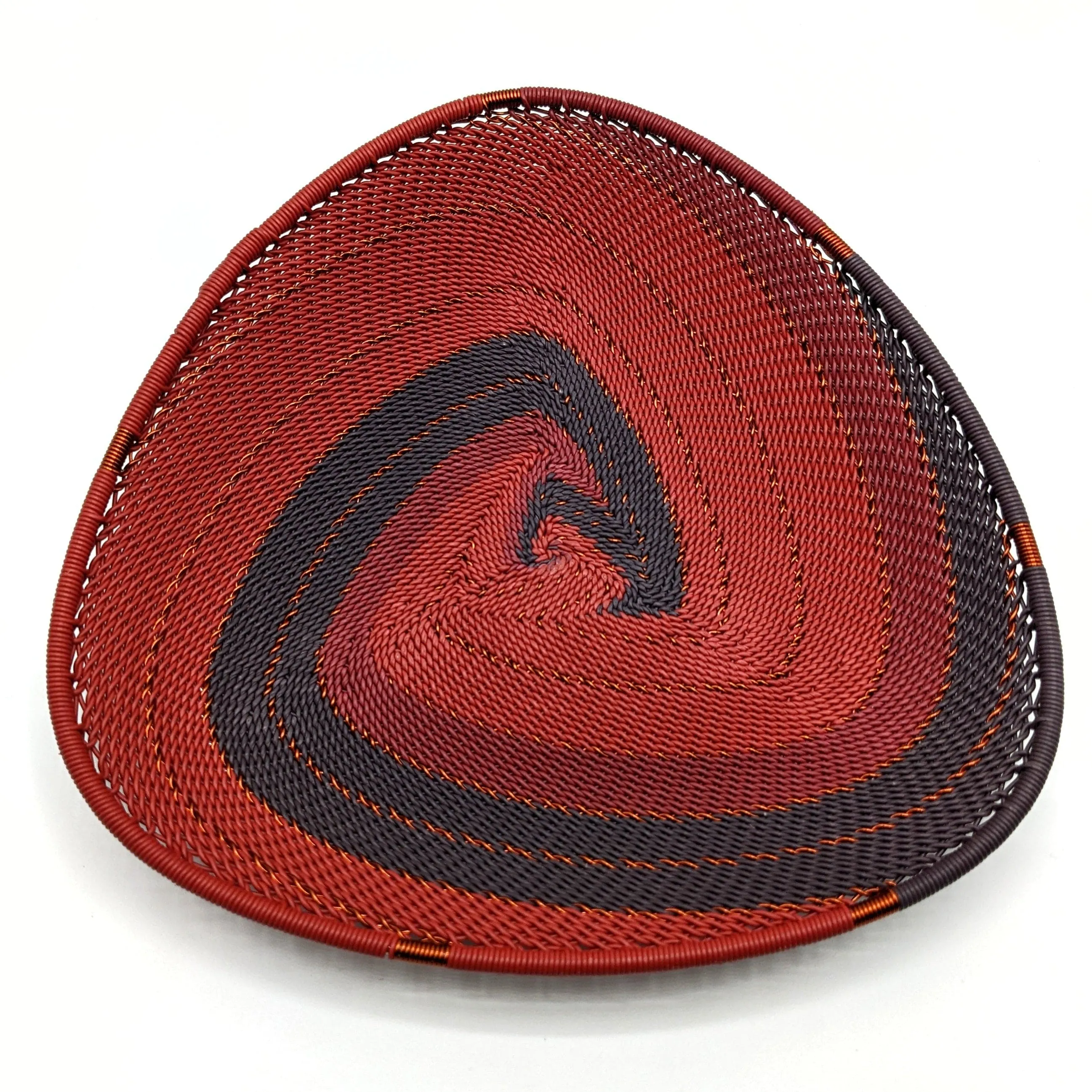 Assiette triangulaire tressée en fil de téléphone revalorisé