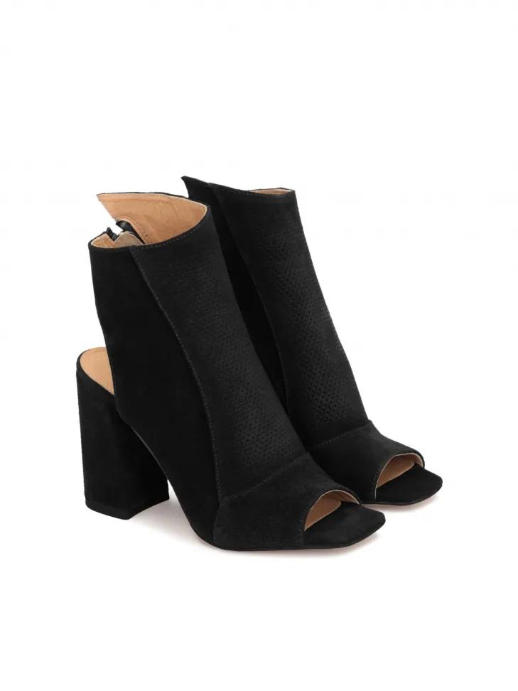 Bottines en daim sur un large talon avec un bout et un talon ouverts