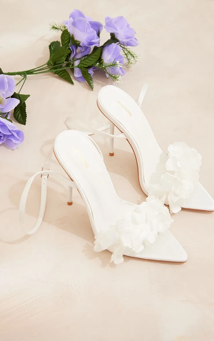 Sandales pointues blanches à talon haut et bride fleurie
